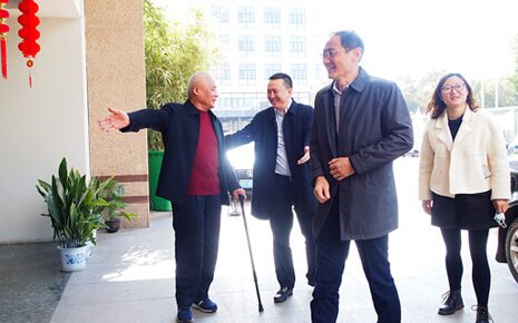 開工首日，梁溪區(qū)黃巷街道領(lǐng)導(dǎo)帶隊走訪劉潭服裝廠