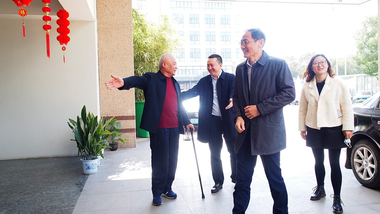 開工首日，梁溪區(qū)黃巷街道領(lǐng)導(dǎo)帶隊(duì)走訪劉潭服裝廠