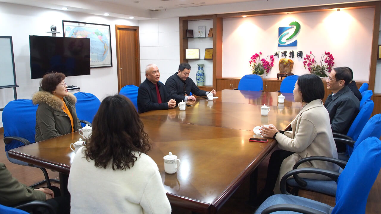 開工首日，梁溪區(qū)黃巷街道領(lǐng)導(dǎo)帶隊(duì)走訪劉潭服裝廠