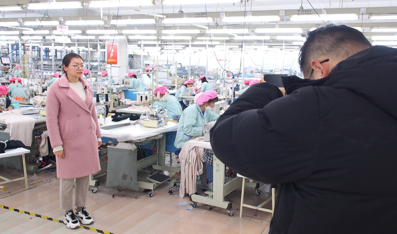 梁溪區(qū)婦聯(lián)到劉潭服裝廠進行&ldquo;3.8國際婦女節(jié)&rdquo;宣傳短片拍攝