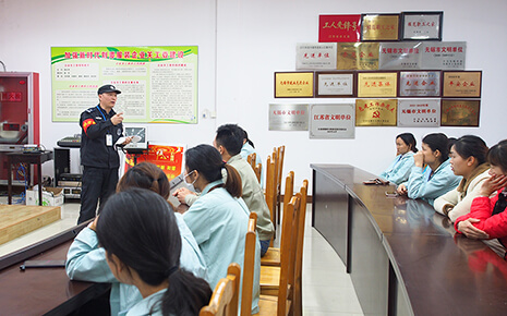 劉潭服裝廠對新進員工進行安全教育培訓(xùn)