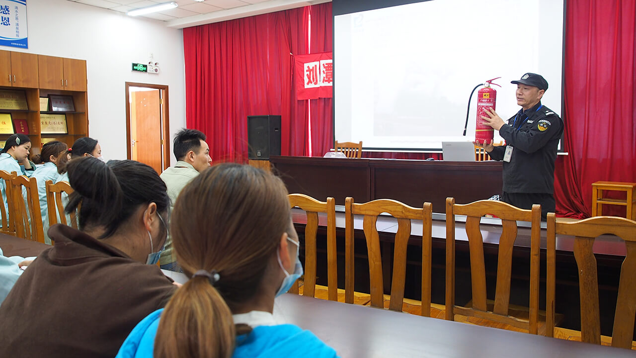 劉潭服裝廠對新進員工進行安全教育培訓