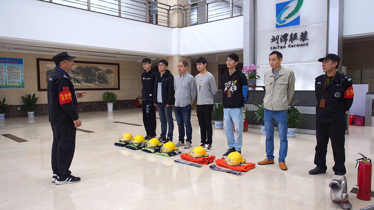 劉潭服裝廠消防員訓(xùn)練