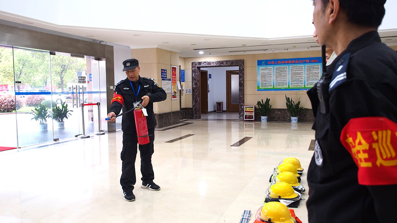 3 劉潭服裝廠消防員訓(xùn)練