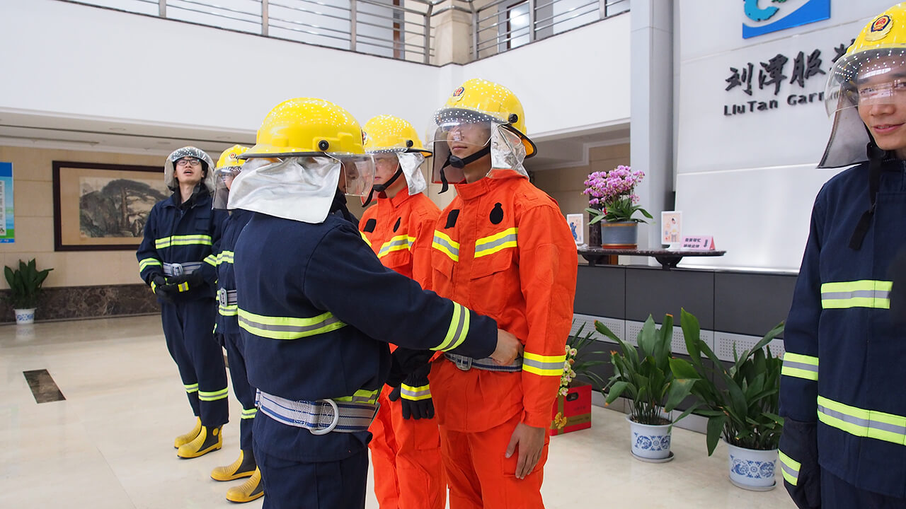 劉潭服裝廠消防員訓(xùn)練
