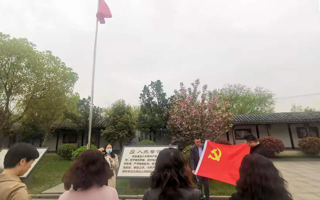 劉潭服裝廠黨員參觀新四軍六師部舊址紀(jì)念館 