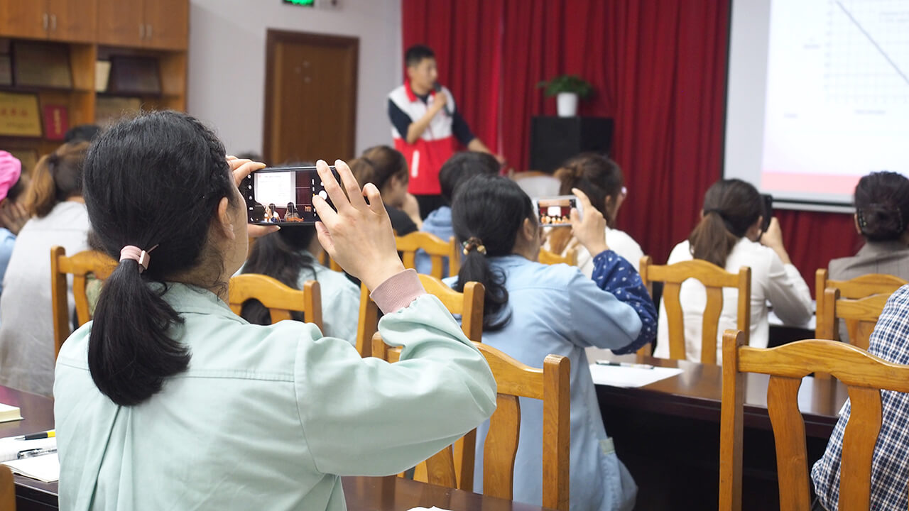 劉潭服裝廠紅十字應(yīng)急救護培訓(xùn)