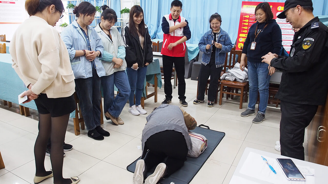 劉潭服裝廠紅十字應(yīng)急救護培訓(xùn)