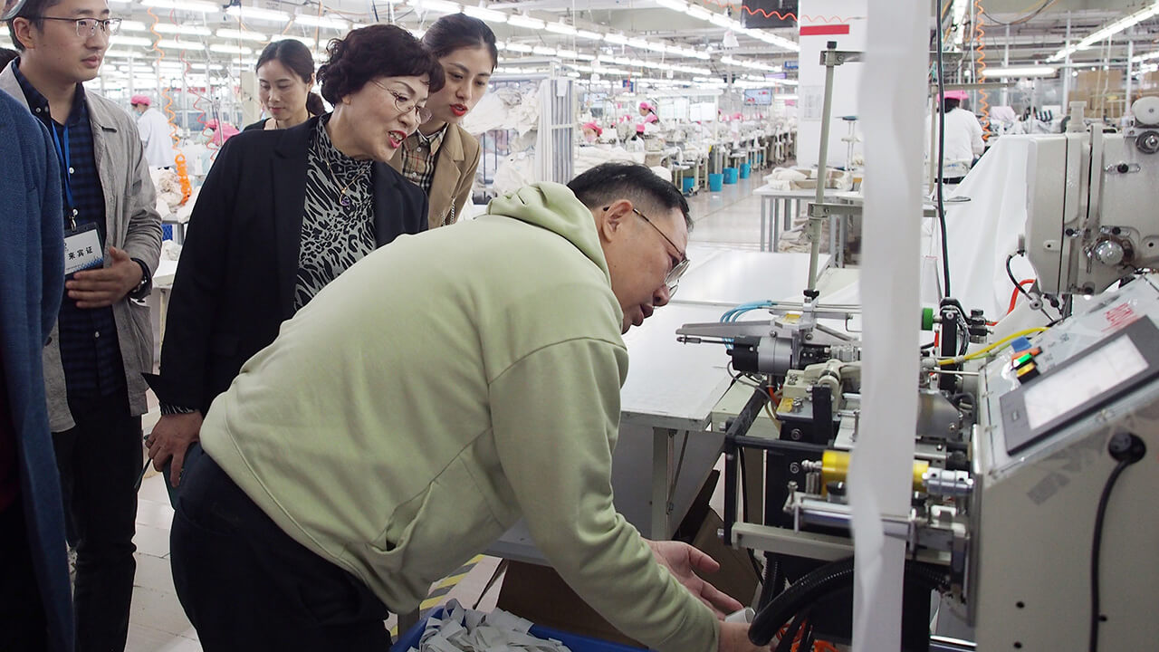 單仁博士蒞臨劉潭服裝廠