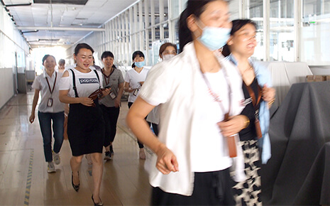 劉潭服裝廠開展應(yīng)急疏散演練——筑員工安全防線