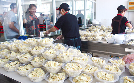 “過夏至，幸福至”劉潭服裝廠組織全廠員工吃餛飩