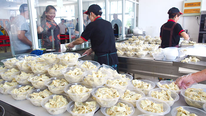 劉潭服裝廠組織員工夏至吃餛飩