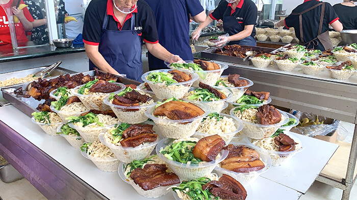 劉潭服裝廠深情獻禮黨的百年華誕