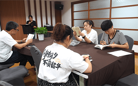 劉潭服裝廠學(xué)黨史活動：走的再遠也不能忘記來時的路