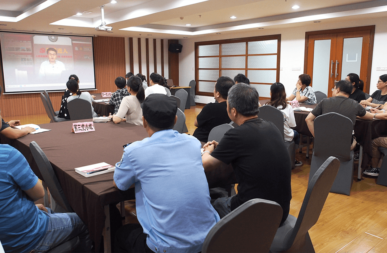 劉潭服裝廠召開黨史活動(dòng)