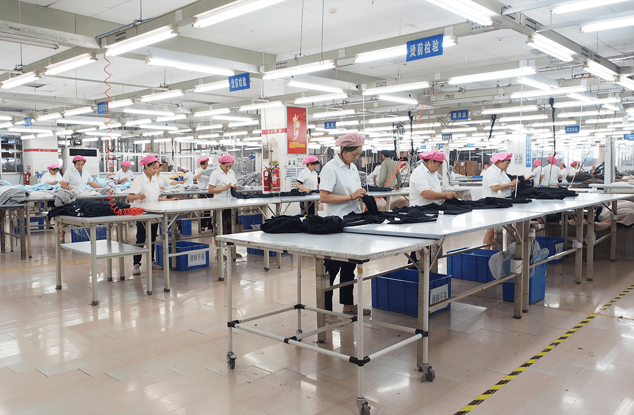 劉潭服裝廠復(fù)工生產(chǎn)