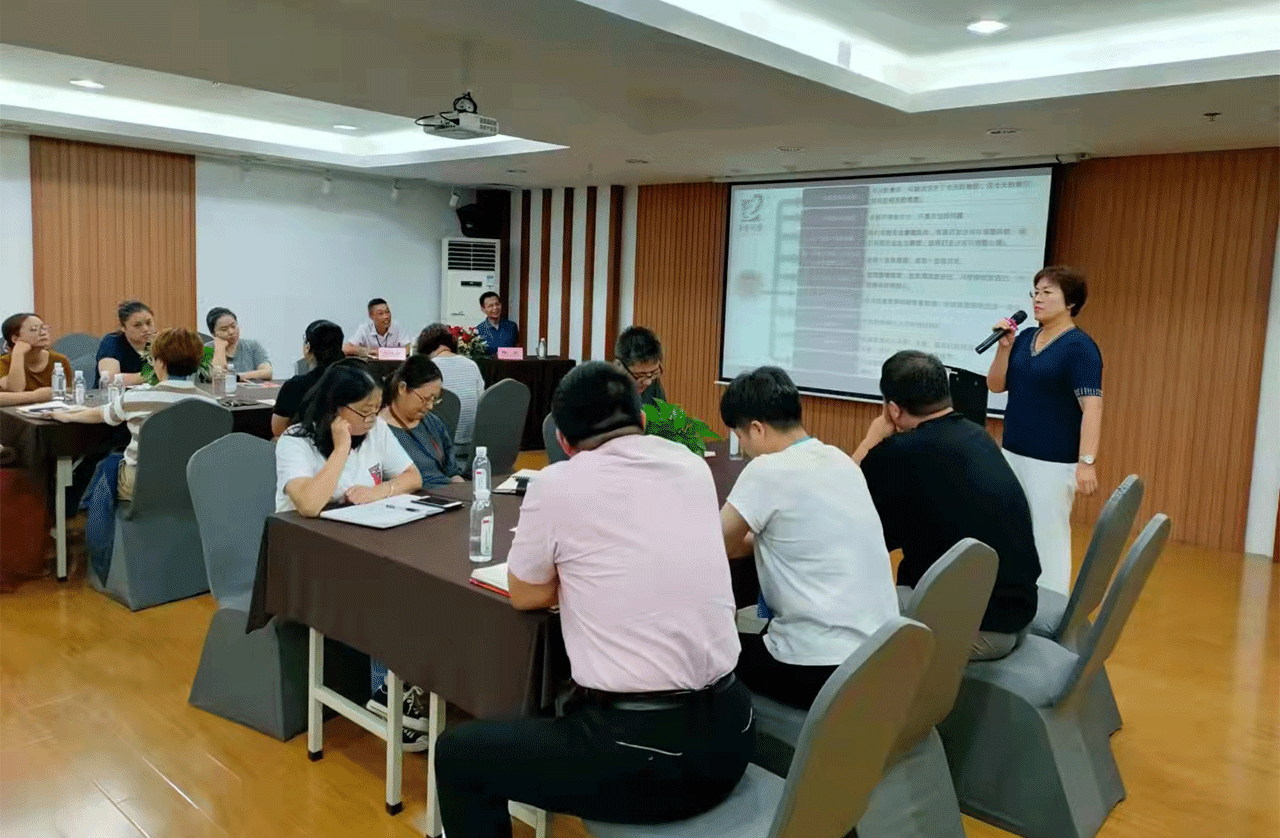 劉潭服裝廠開(kāi)展第993屆領(lǐng)袖的風(fēng)采訓(xùn)后會(huì)