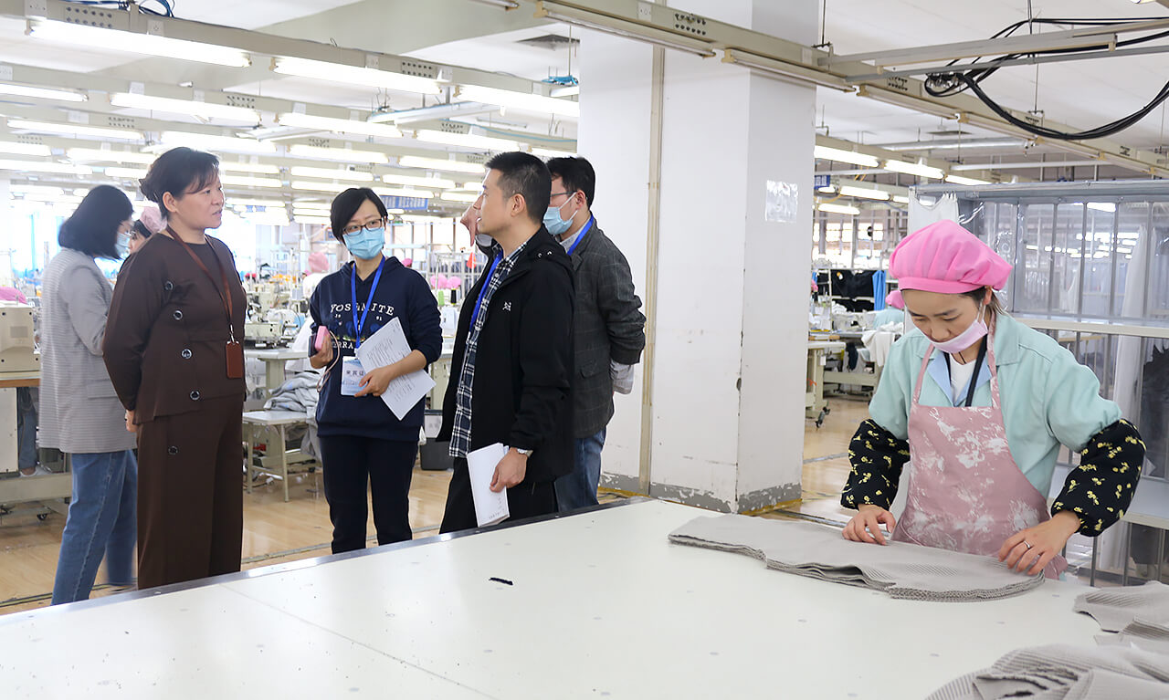 劉潭服裝廠順利通過市健康單位審查