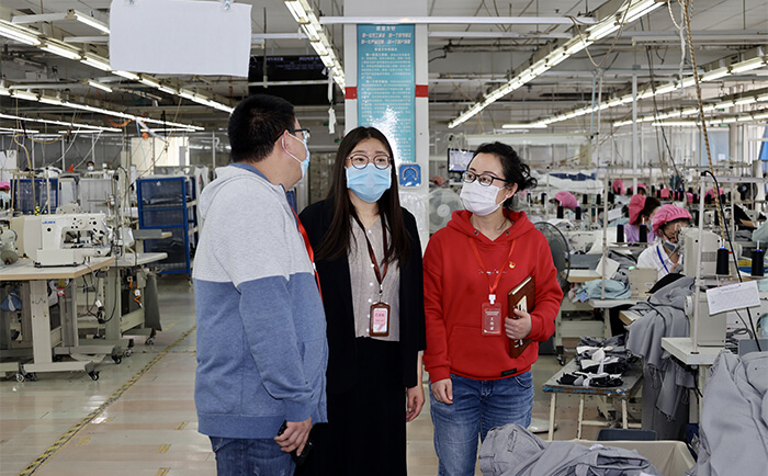 黃巷紀(jì)委一行到訪劉潭服裝廠慰問