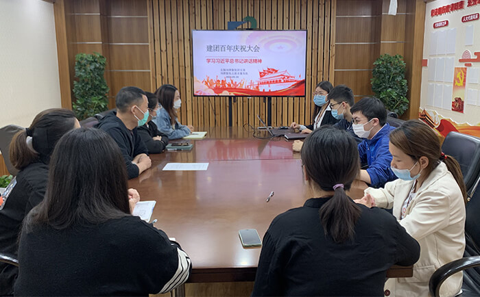 劉潭服裝組織收看共青團(tuán)成立100周年大會