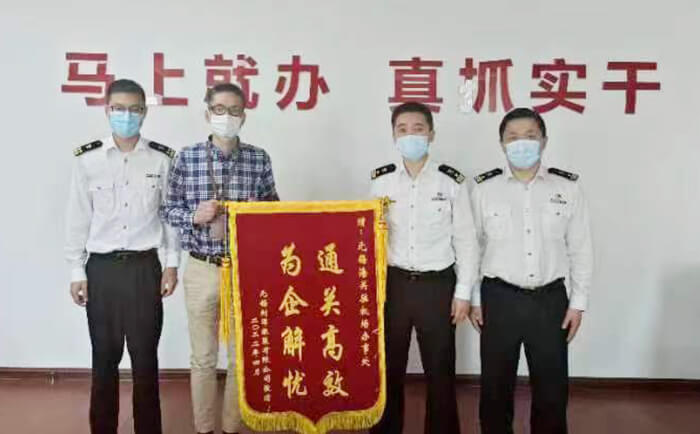 一封劉潭服裝廠致無(wú)錫海關(guān)駐機(jī)場(chǎng)辦事處的感謝信 一封劉潭服裝廠致無(wú)錫海關(guān)駐機(jī)場(chǎng)辦事處的感謝信