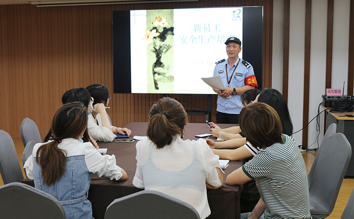 劉潭服裝廠開(kāi)展新入職員工安全生產(chǎn)培訓(xùn) 劉潭服裝廠開(kāi)展新入職員工安全生產(chǎn)培訓(xùn)