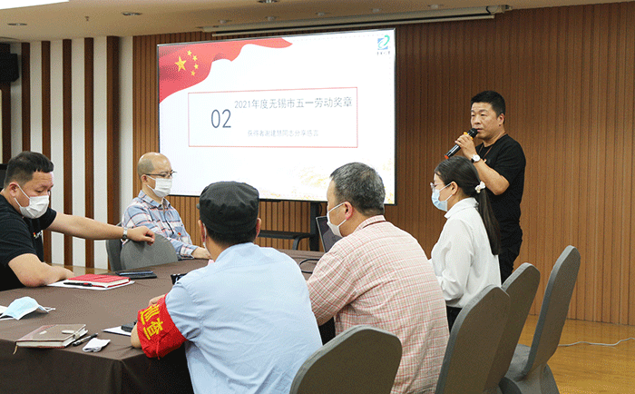 劉潭服裝廠組織學(xué)習(xí)&ldquo;五一勞動(dòng)獎(jiǎng)?wù)?rdquo;先進(jìn)事跡