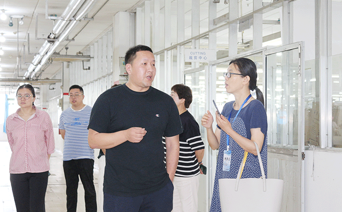 市領(lǐng)導(dǎo)蒞臨劉潭服裝廠調(diào)研指導(dǎo)