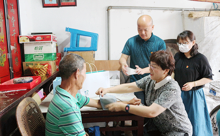 走訪寄真情——?jiǎng)⑻斗b錢總慰問孤寡老人