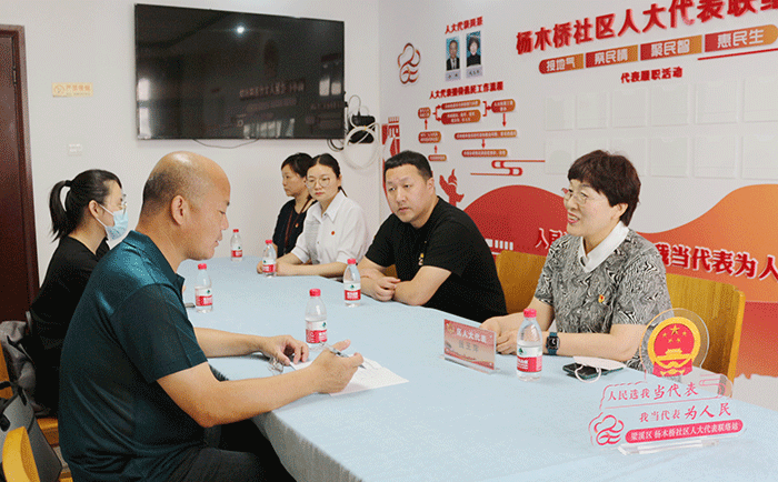 劉潭服裝錢總慰問孤寡老人