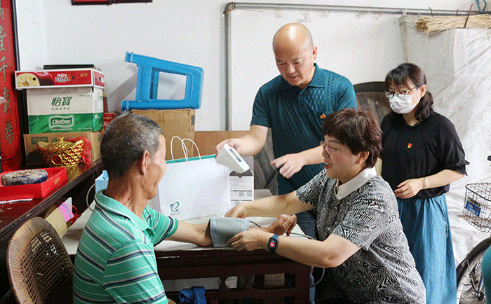 劉潭服裝錢總慰問孤寡老人