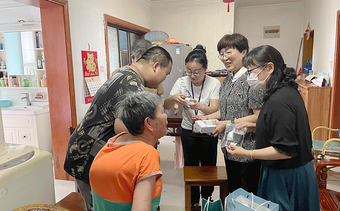 劉潭服裝錢總慰問孤寡老人