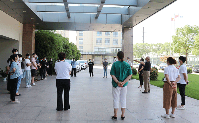 劉潭服裝廠召開(kāi)疫情防控工作會(huì)議