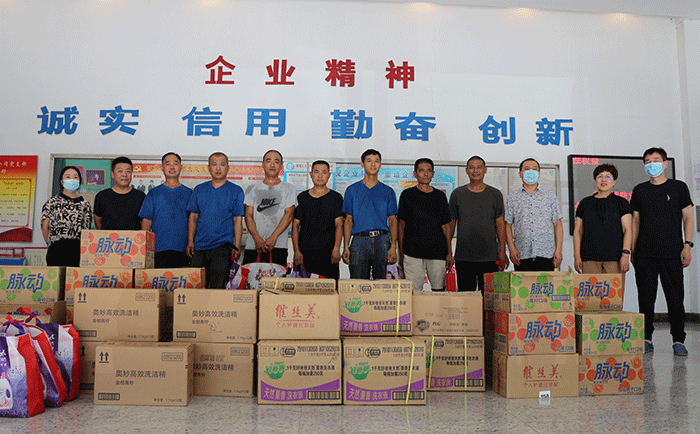 夏日送清涼 貼心關(guān)愛劉服人