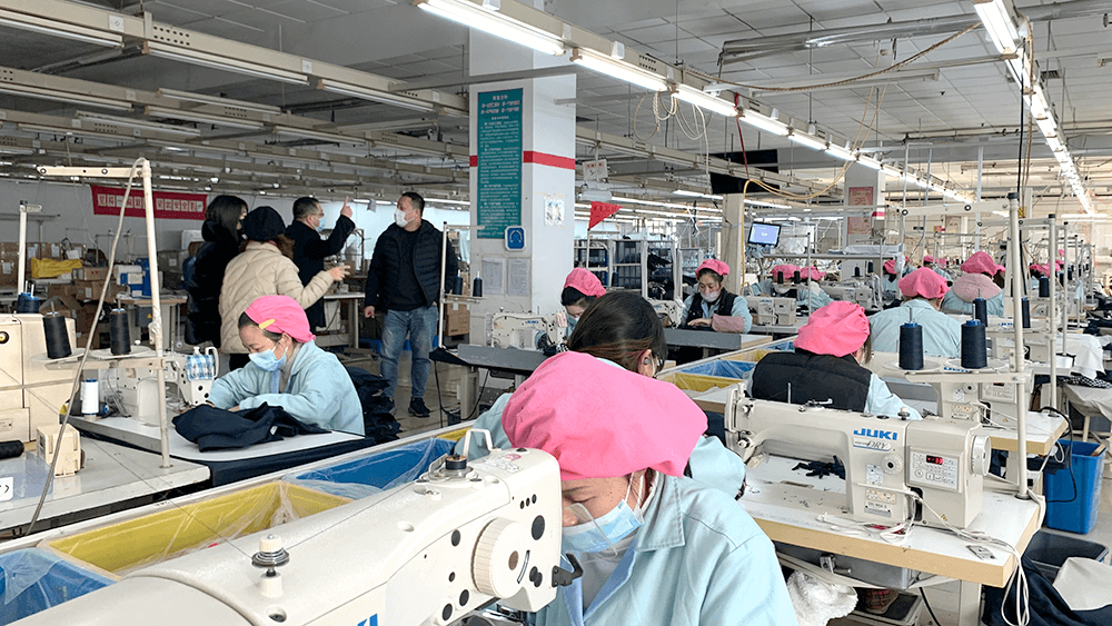 熱烈歡迎江蘇銀行領(lǐng)導(dǎo)帶隊(duì)走訪劉潭服裝