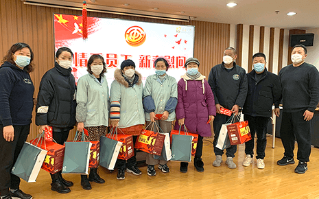 歲寒情深送溫暖，劉潭服裝慰問(wèn)困難職工