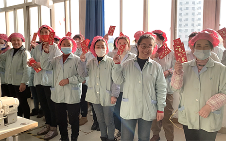 劉潭服裝派發(fā)“開(kāi)門(mén)紅包” 吹響“開(kāi)局之年加油干”的沖鋒號(hào)