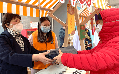 劉潭服裝元宵義賣(mài)聚愛(ài)心 慰問(wèn)老人送溫暖