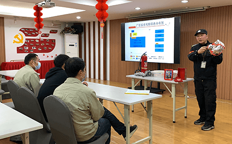 劉潭服裝開展微型消防站消防員逃生應急包操作使用培訓