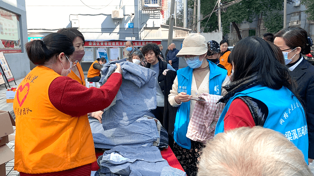 劉潭服裝志愿服務(wù)進(jìn)社區(qū)