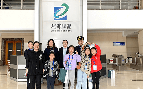 關(guān)愛下一代——劉潭服裝組織職工子女走企業(yè)暢說美好未來