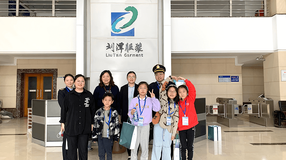 劉潭服裝關(guān)愛下一代