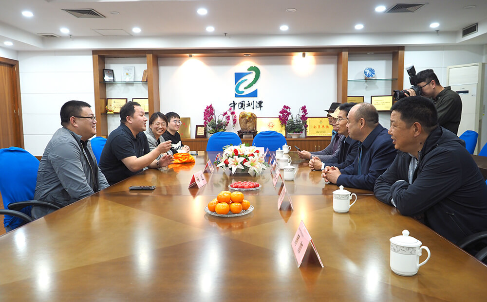 熱烈歡迎道幃鄉(xiāng)黨政代表團(tuán)蒞臨劉潭服裝調(diào)研指導(dǎo)