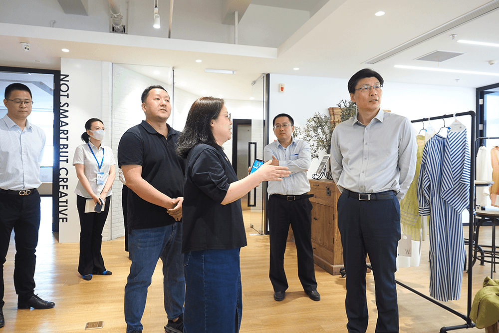 熱烈歡迎江蘇銀行領(lǐng)導(dǎo)走訪(fǎng)調(diào)研劉潭服裝