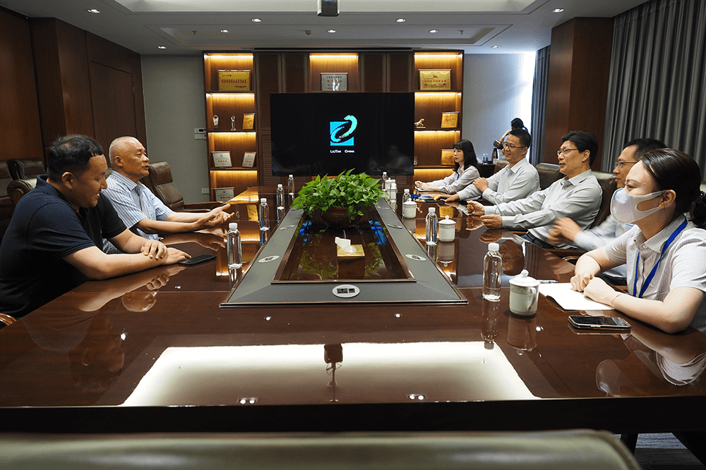 熱烈歡迎江蘇銀行領(lǐng)導(dǎo)走訪(fǎng)調(diào)研劉潭服裝