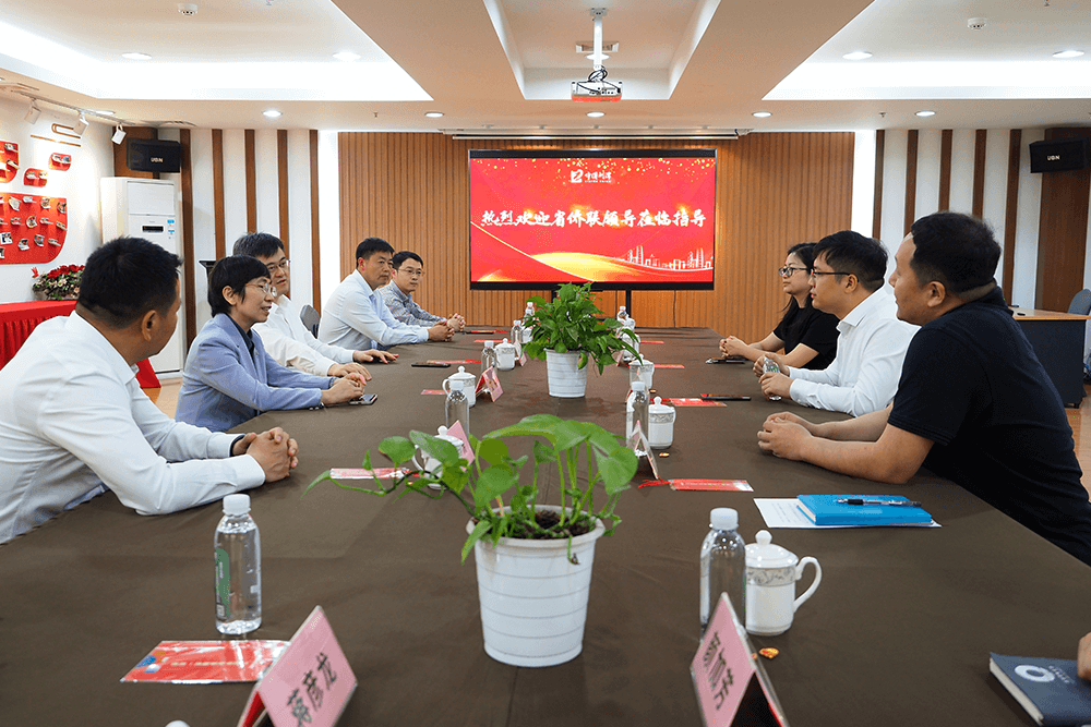 熱烈歡迎省市僑聯(lián)領(lǐng)導(dǎo)一行赴劉潭服裝調(diào)研