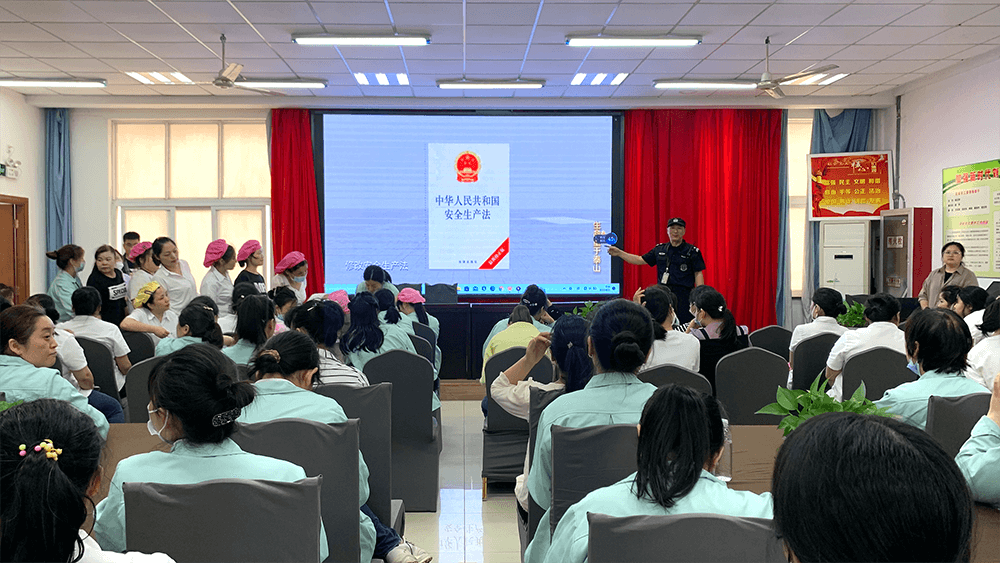 劉潭服裝加強(qiáng)安全生產(chǎn)意識提升現(xiàn)場管理水平 