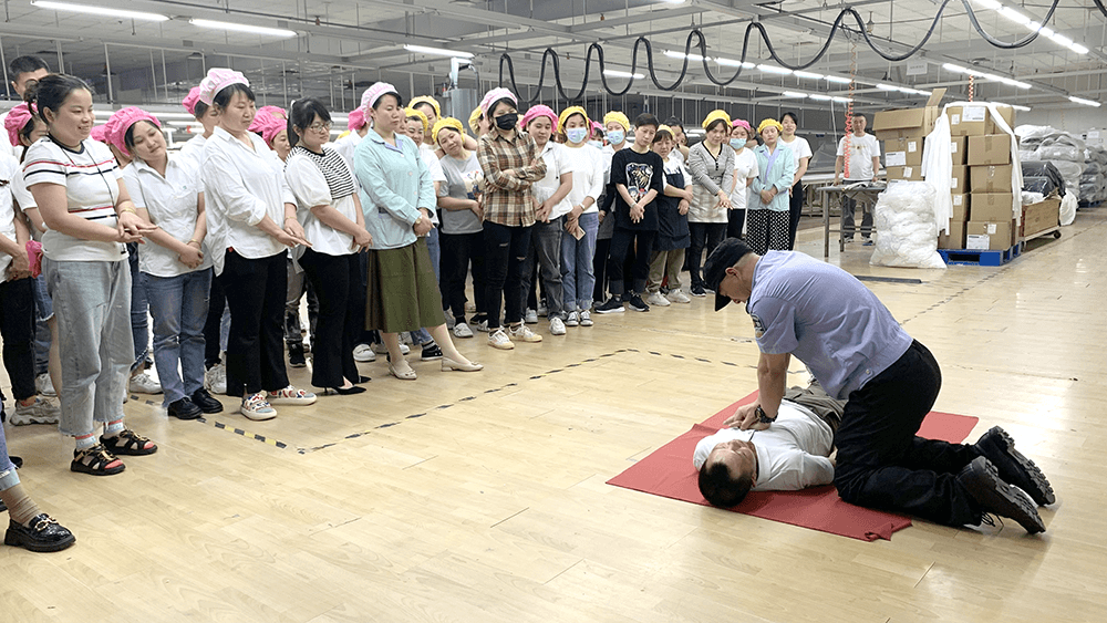 劉潭服裝學(xué)習(xí)應(yīng)急救護(hù)技能