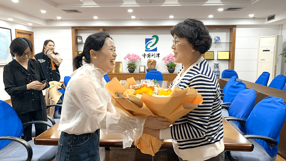 劉潭服裝熱烈歡迎街道組織委員來(lái)訪