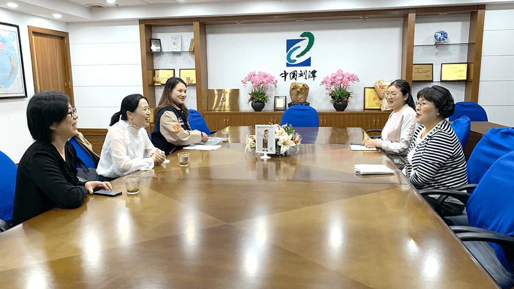 劉潭服裝熱烈歡迎街道組織委員來(lái)訪